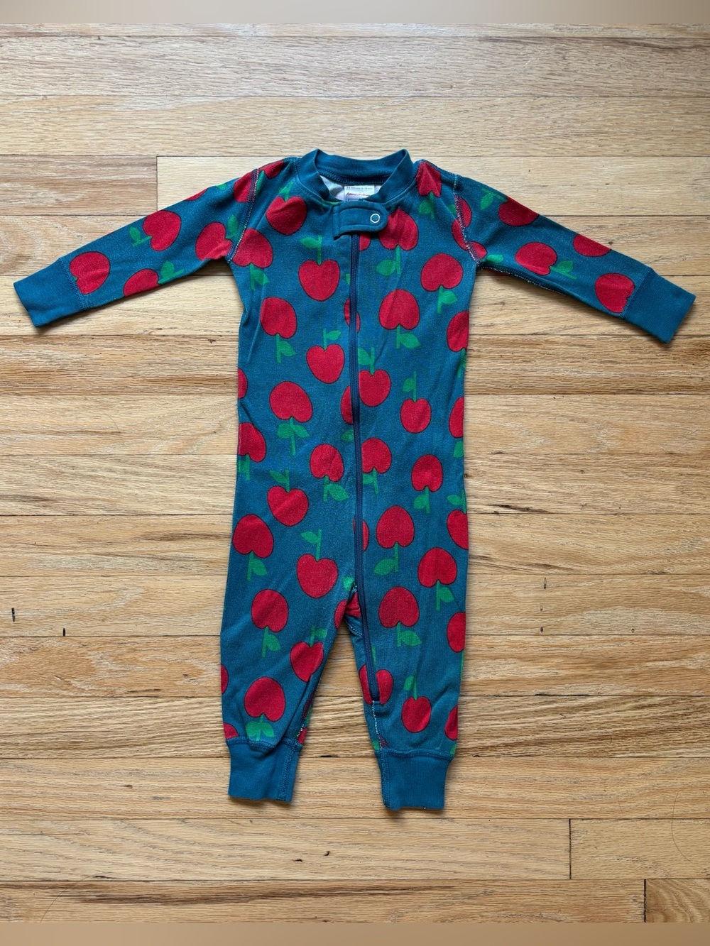 Hanna Andersson pajamas in apple print 12 months